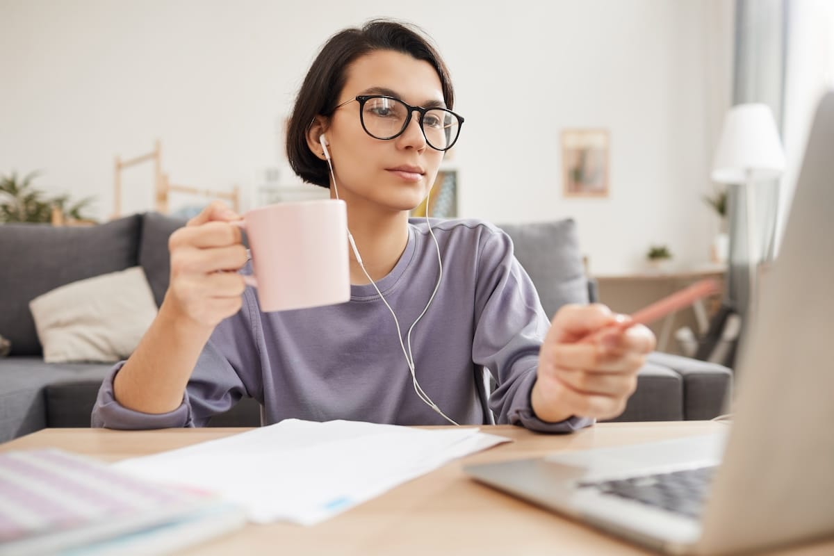 chica con taza y con portatil aprendiendo ingles mejores recursos para aprender ingles