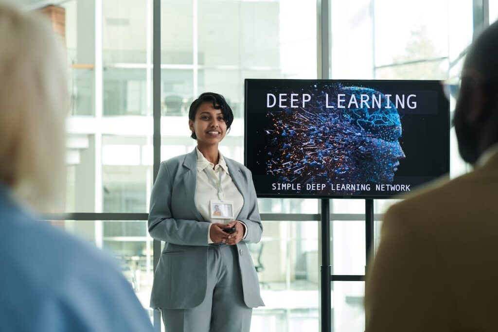 presentación de una persona con una pantalla que habla sobre IA