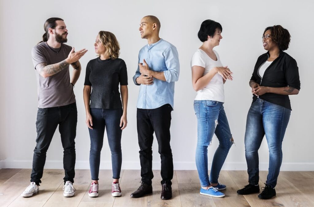 grupo de profesionales hablando entre ellos