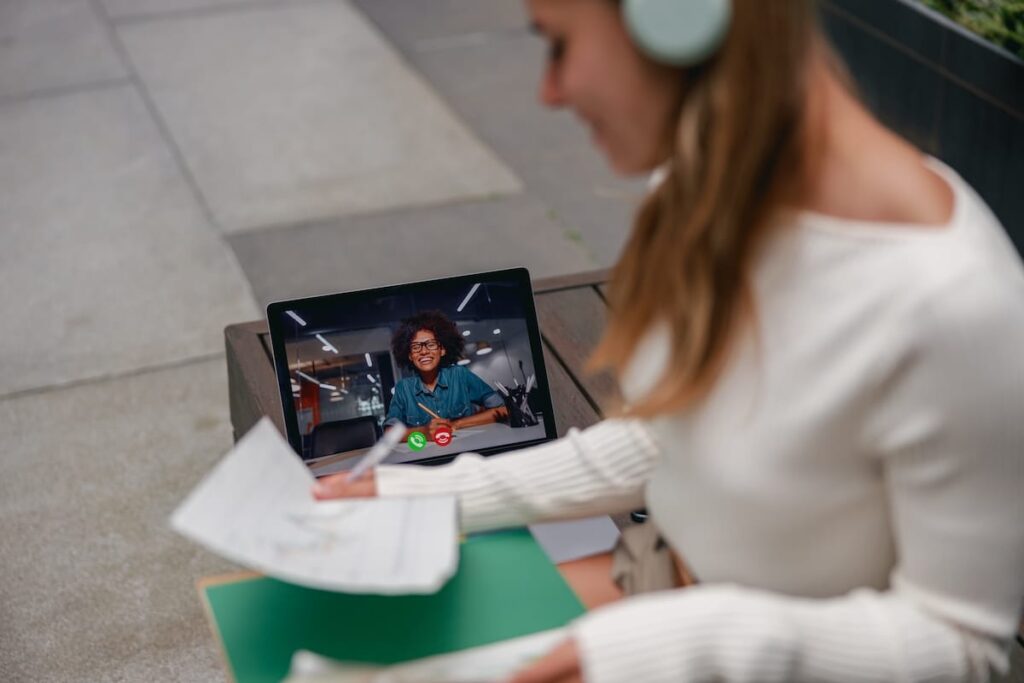 2 personas aprendiendo inclges por videollamada con rignteacher