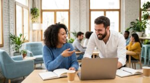 Dos personas conversando en inglés de forma natural en un espacio de coworking