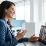 Profesional de Recursos Humanos en reunión por videollamada con compañeros internacionales