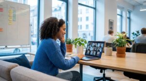 Joven profesional en entrevista de trabajo por videollamada en una oficina de startup